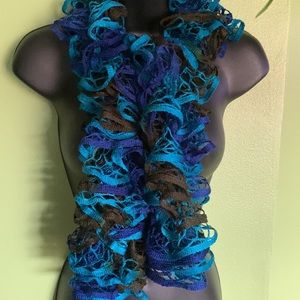 🔵 Ruffled scarf